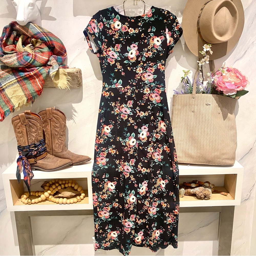 Beautiful boho maxi floral dress w resort vacay vibe - Picture 9 of 10